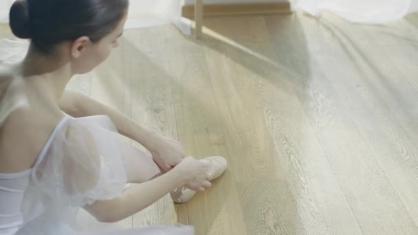 Bailarina de ballet sentada en el suelo — Vídeo de stock