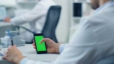 Erkek doktor Smartphone kullanarak 
