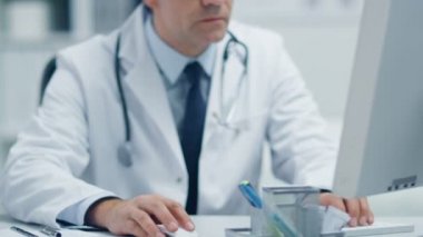 Erkek kıdemli doktor yazma aşağı notları 
