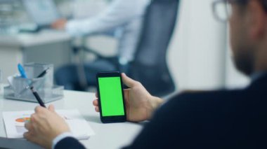 İşadamı kullanır Smartphone
