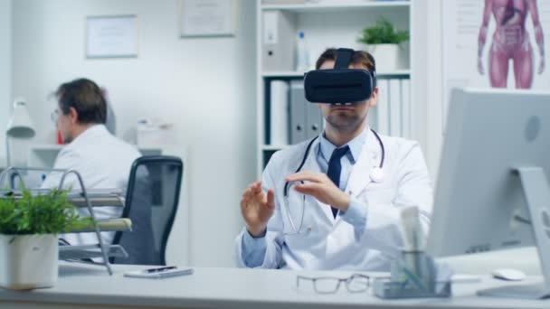 가상 현실 헤드셋을 착용 하는 남자 의사. — 비디오