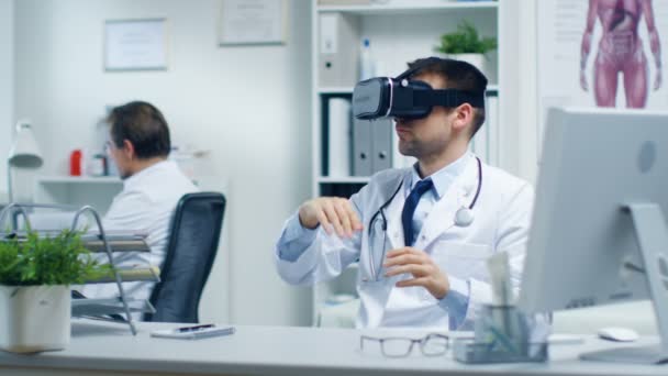 Homme Docteur portant casque de réalité virtuelle . — Video