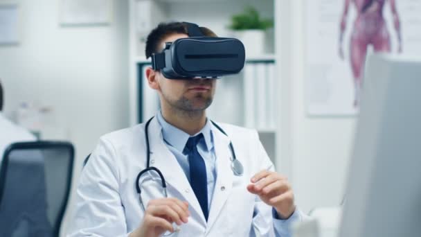 Doctor masculino con auriculares de realidad virtual . — Vídeos de Stock