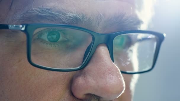 Ανώτερος αρσενικό φοράει γυαλιά — Αρχείο Βίντεο