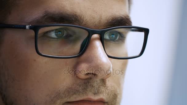 Joven macho usando gafas — Vídeos de Stock