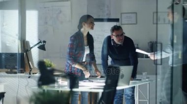 Mühendislik firması adam girer konferans odasında iyi haber (muhtemelen büyük yeni sözleşme) O'nun kadın ve erkek arkadaşları ile çok mutluyuz.