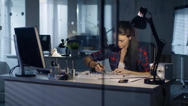 Engenheira de Design Feminina Trabalhando em Rascunhos — Vídeo de Stock