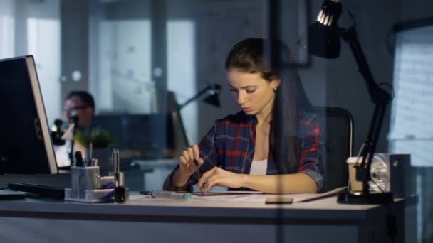 Diseño femenino Ingeniero Borradores — Vídeos de Stock