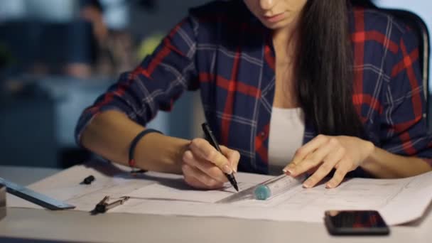 Dibujo de manos de ingeniera femenina — Vídeos de Stock