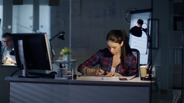 Ingegnere di progettazione femminile lavora su progetti — Video Stock