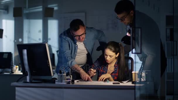 Colegas ayudan a ingeniera de diseño femenina — Vídeo de stock