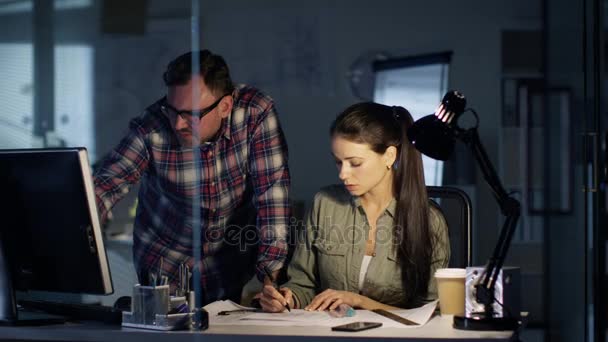 Collèges masculins et féminins travaillent sur les ébauches — Video