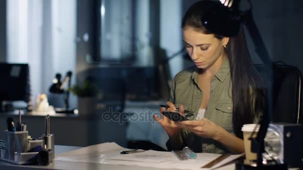 Ingénieur de conception féminine travaille sur les ébauches — Video