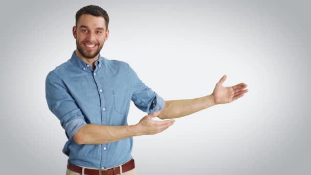 Mitten av skott av en avslappnad Man gör presentera / reklam gest. Sköt med vit bakgrund. — Stockvideo
