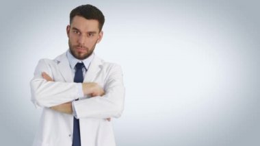 Orta bir kadeh Hads bir göğüs üzerinde geçiş gülümseyen bir bilim adamı. Beyaz arka plan üzerinde ateş.
