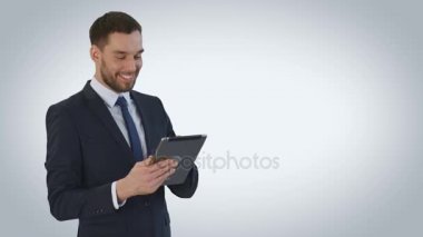 Tablet bilgisayar kullanarak bir gülümseyen iş adamı orta vurdu. Beyaz bir arka plan üzerinde ateş.