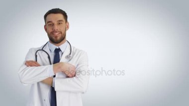 Orta Shot kollarını geçerken sıcak gülümseyen bir doktor. Beyaz vurdu.