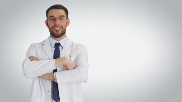 Mid Shot of a Scientist Wearing Glasses Making I have an Idea / Eureka Gesture. Tourné avec fond blanc . — Video