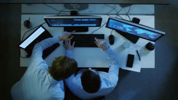 Vista dall'alto di due specialisti IT che fermano l'attacco di hacking . — Video Stock