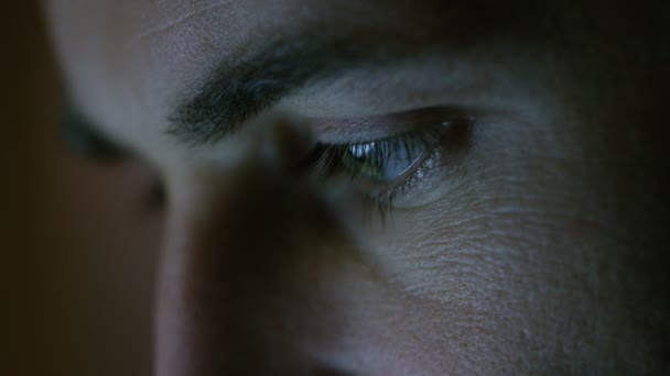 Close-up dos olhos de um homem verde-azul com tela refletindo neles . — Vídeo de Stock