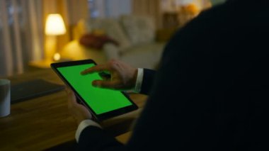 Eve adam oturur onun Resepsiyon ve ekranda yeşil ile Tablet bilgisayar kullanır. Onun daire sarı renklerde yapılır ve sıcak.