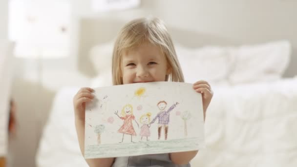 Χαριτωμένο νεαρή κοπέλα δείχνει τη σχεδίαση μιας οικογένειας. — Αρχείο Βίντεο