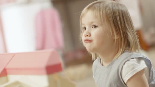 Happy Little Girl ri em seu quarto. Movimento lento . — Vídeo de Stock