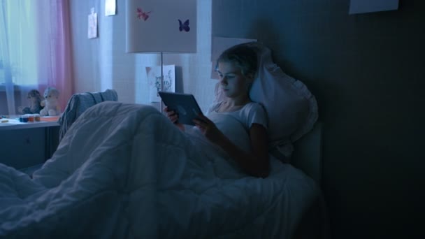 Jonge tienermeisje ligt in haar Bed at Night met Tablet PC. — Stockvideo