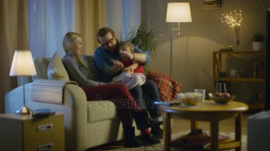 İhtimal bir baba, anne ve küçük kızı izlerken Tv. babanın bir şey küçük kızı açıklar. Onlar onların rahat oturma odasında kanepede oturup. Akşam oldu.