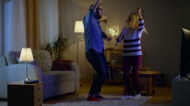 Mutlu çift dansları açık Tv ile onların oturma odasında. Kendi evim rahat ve sıcak. Akşam oldu.