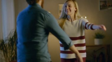 Mutlu çift Hugs onların oturma odasında. Evlerinin sıcak ve rahat olduğunu. Akşam oldu.