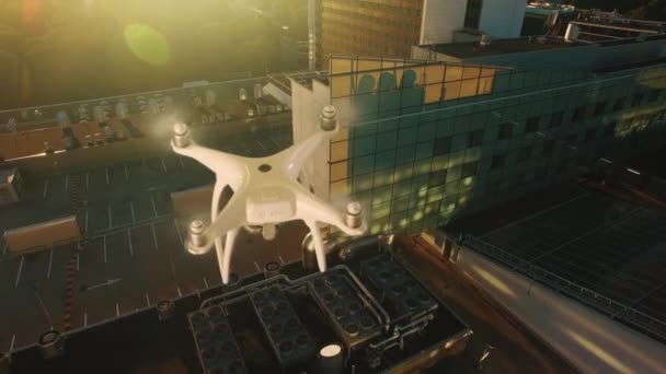 Egy Drone repülő felett Modern város légi felvétel. — Stock videók