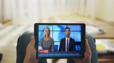 Rahat adam onun kanepe saatler haber yalan Tablet bilgisayarında yayın. Bakış açısı Shot.