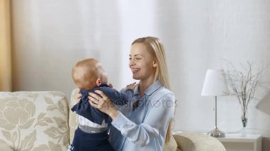 İhtimal onun Bebek kucağında tutan güzel bir genç anne.