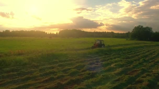 Güzel kırsal bir yolda sürüş bir traktör hava atış. Güzel bir güneşli gün. — Stok video