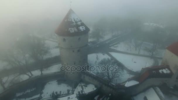 空中拍摄老镇冬季雾天。教堂的尖塔是精美可见. — 图库视频影像