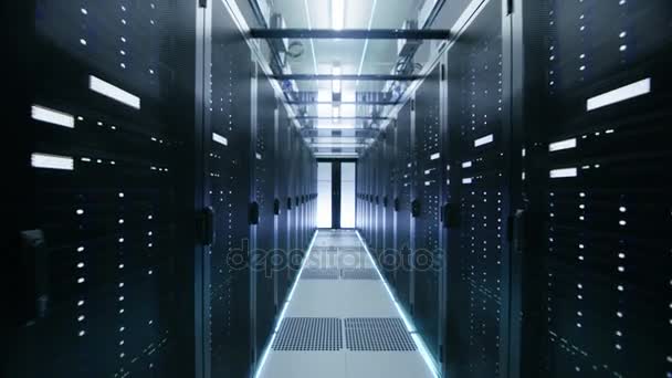 Aller de l'avant Dolly Shot d'un centre de données de travail avec des serveurs rack .