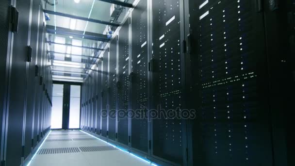 Prise de vue directe d'un centre de données fonctionnel avec des rangées de serveurs de rack .