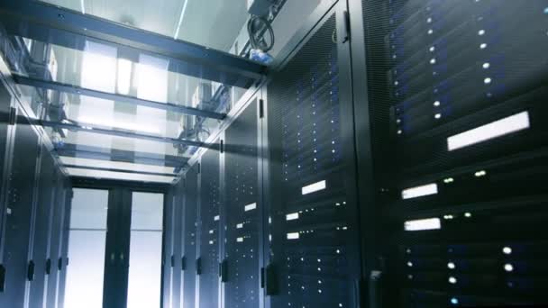 Camera Walkthrough Shot van een datacenter werken met rijen van rackservers. — Stockvideo