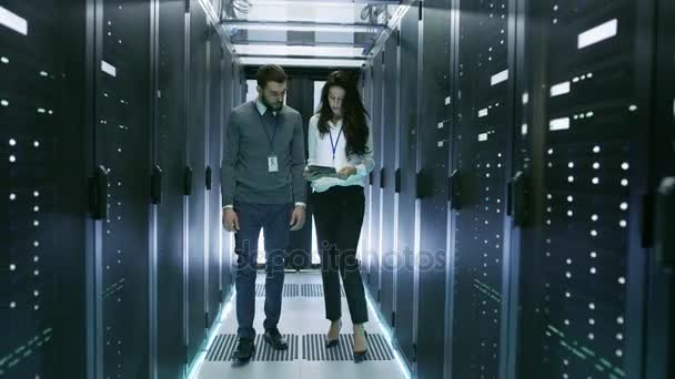 Specialista IT che mostra Data Center di lavoro con righe di server rack al suo collega femminile . — Video Stock