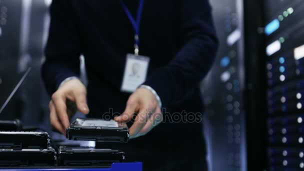 Ingeniero de TI Quitando los discos duros del carro de choque y poniéndolos en el servidor de rack. Trabaja en Data Center . — Vídeos de Stock