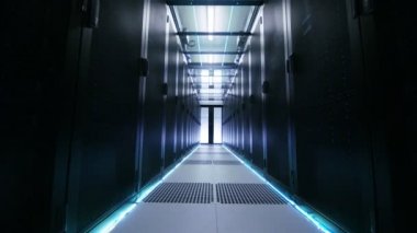 Atmospherically ışıklı veri merkezi, raf tipi sunucular ve cam tavan satırlarla aracılığıyla kamera taşır.