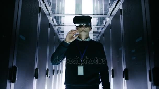 IT Engineer Memakai Virtual Reality Headset Bekerja dengan Augmented Reality Software di Data Center. Dia Wirelessly Interacts with Rack Servers . — Stok Video