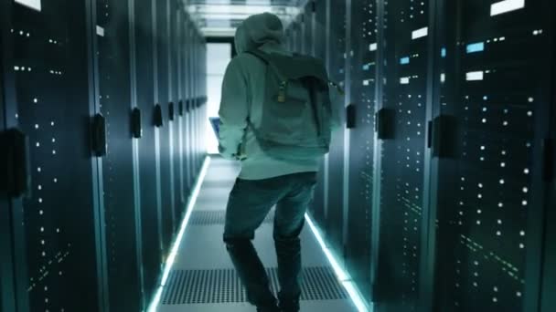 Volgende Shot van een Hacker met Notebook breken is in Corporate Data Center en verbinding maken met Server. — Stockvideo