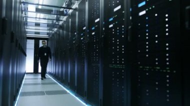 Frontal görünümünü mühendisi Holding defter ve veri merkezinden yürüme tam raf tipi sunucular çalışma. 