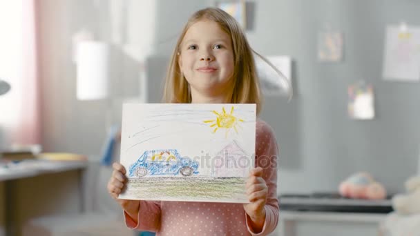 Linda niña en su habitación muestra el dibujo de su familia en un coche . — Vídeo de stock