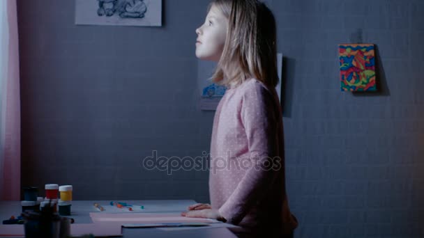 Ciekawej małej dziewczynki w jej sypialni biegnie do okna i wygląda na palcach. — Wideo stockowe