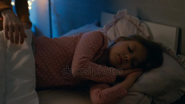 A lány aranyos alvó lány anyja redő. — Stock videók