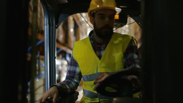 Close-up Shot van een heftruck chauffeur professioneel Operating voertuig in een groot magazijn vol met Racks met Pallets. — Stockvideo