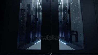 Kamera Açılış kapılar aracılığıyla veri merkezine taşır. Ultra Modern ve LIT Led ışıklar tarafından raf tipi sunucular vardır.